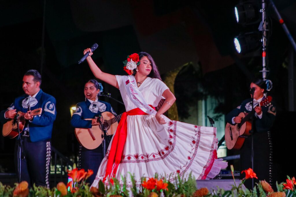 Mariachi con Lorena Medina Cantante de mariachi CDMX Cantante mexicana CDMX Mariachi con cantante profesional Mariachi y cantante para eventos Cantante de mariachi CDMX Cantante mexicana CDMX Mariachi con cantante profesional
